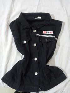 black sleeveless jacket