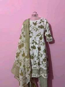 Elegant White Floral Kurta Set