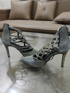 Beautiful Grey Heel