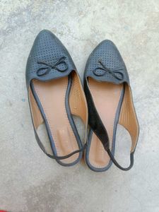 Chic Black Slingback Flats