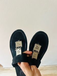 Black Toe Ring Sandals-(UK 8 / EU 42)