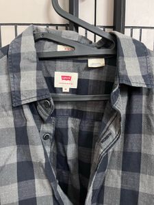 Levi's women’s Plaid Button-Up Shirt