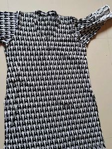 Chic Black &amp; White Embroidered Tunic