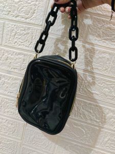 Chic Black Shoulder Bag with Chunky Chain
