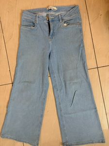 Stylish Light Wash Wide-Leg Cropped Jeans