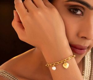 Anti-turnish Elegant Gold Bracelet with Heart Char
