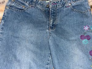 IT GIRL Y2K Embroidered Capri Jeans