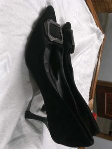 Chic Black Pointed Pumps