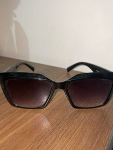 Chic Oversized Black Sunglasses