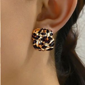 style cast stud ear