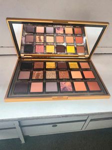 Huda Beauty Eyeshadow Palette