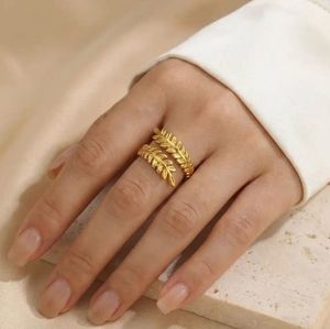Elegant Leaf Design Adjustable Ring