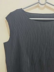 Black Pleated Sleeveless Top