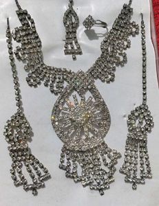 Stunning Rhinestone Jewellery Set