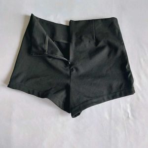 High-Waisted Black Mini Shorts🌺✨️