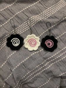 Crocheted Flower Charm(1 piece)