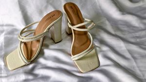 N10. CREME SEXY BLOCK HEELS