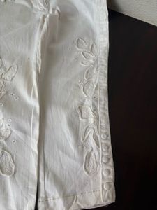 Chic 2000s White Cropped Embroidered Jeans