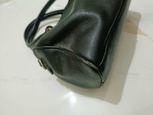 Chic Black Handbag
