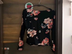 Floral motif Cover story fitted V neck top