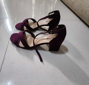 Mochi slay in Burgundy Heels