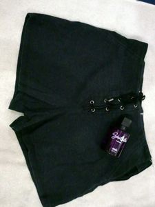 Cute Black Shorts With Tread Style