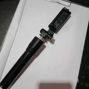 Extendable dual wireless tripod and handheld.