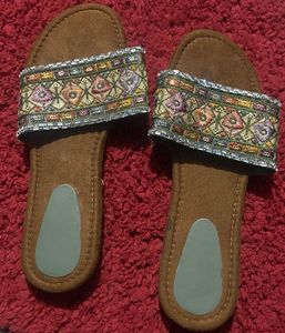 New Embroidered Flat Sandals