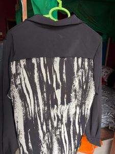 Chic Black &amp; White Abstract Print Shirt