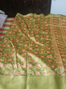 Beautiful Saree With Unstitched Blouse Piece
