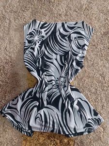 Chic Black &amp; White Leaf Print Top