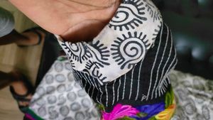 PRICE DROP Kurta With Flower Embroidery at the yok