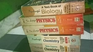 Very famous and Useful Books For 12 th,JEE,NEET