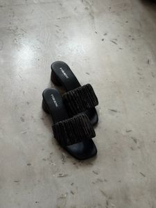 Chic Black Slides with Textured Straps