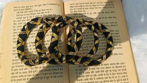 Stylish Black &amp; Gold Bangles