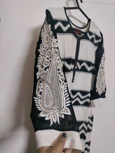 Black-white Embroidered Sleeved Kurta