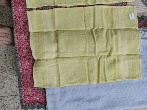 Brand new 2 hand towels 40x60 cm