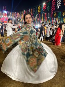 white navratri lehnghq choli
