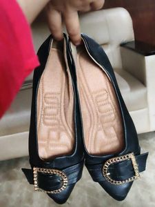 Chic Black Buckle Flats
