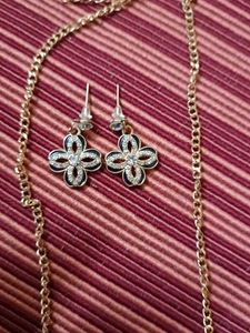 Elegant Gold-Tone Black Clover Jewelry Set (Neckla