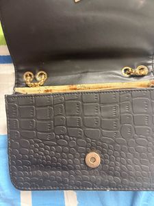 Chic Textured Crossbody Bag with Gold Chain