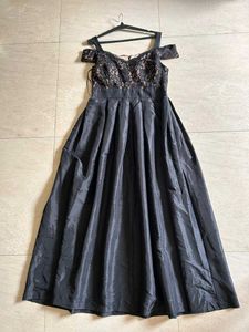 Elegant Black Off-Shoulder Lace Dress