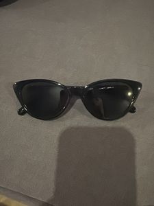 Chic Black Cat-Eye Sunglasses