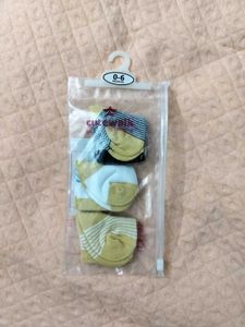 Babyhug Cute Cartoon Print mittens and socks (3-6