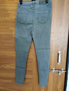 Grey High-Waisted Skinny Jeans