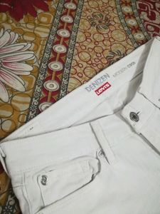 3/4 White Levi's Denim Jeans For Women.