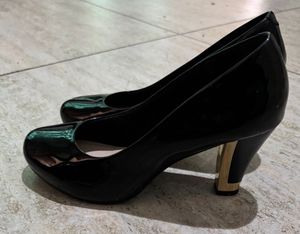 Inc. 5 Black Patent Leather Pumps