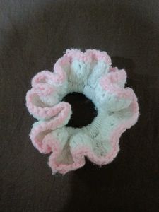 Handmade Crochet Scrunchie Babypink & White