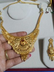 Elegant Gold Necklace and Earring Set