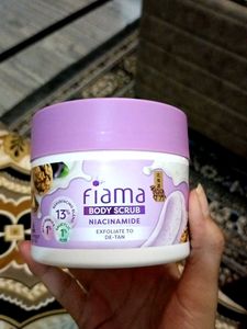 Fiama Body Scrub Niacinamide Exfoliate